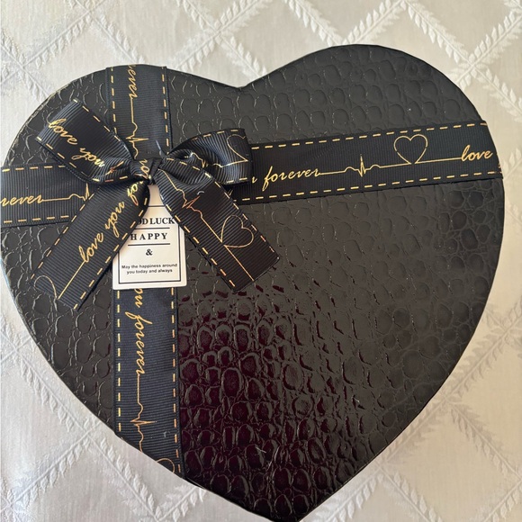 Valentine box with eternal roses and chocolate - Picture 8 of 9